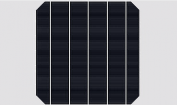 Panele słoneczne fotowoltaiczne o mocy 600 W. 1